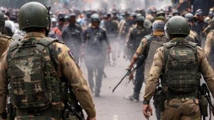 विवाद की शुरुआत तब होती है जब CAPF के उच्च पदों पर IPS अधिकारियों की नियुक्ति की जाती है. CAPF अधिकारी मानते हैं कि इन पदों पर उन्हें प्रमोशन मिलना चाहिए, क्योंकि वे लंबे समय से फील्ड में काम कर रहे होते हैं. लेकिन IPS अधिकारियों को इन पदों पर भेजे जाने से उनके अवसर सीमित हो जाते हैं.