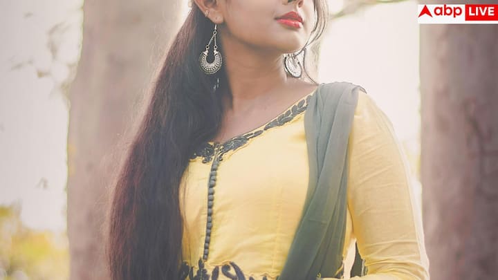 Mother Shailputri is worshiped on the day of Pratipada and wearing yellow color on this day is considered auspicious, which indicates happiness and new beginnings.