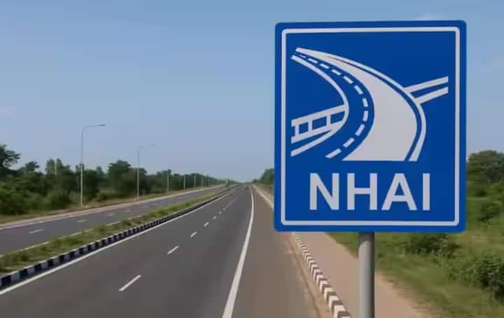 ਨੈਸ਼ਨਲ ਹਾਈਵੇਅ ਅਥਾਰਟੀ ਆਫ਼ ਇੰਡੀਆ (NHAI) ਨੇ ਸਾਲਾਨਾ ਪਾਸ ਫੀਸ ਵਧਾਉਣ ਦਾ ਫੈਸਲਾ ਕੀਤਾ ਹੈ। ਇਹ ਪਾਸ ਹੁਣ ਪਹਿਲਾਂ ਨਾਲੋਂ ਥੋੜ੍ਹਾ ਮਹਿੰਗਾ ਹੋਵੇਗਾ। ਹਾਲਾਂਕਿ ਇਹ ਵਾਧਾ ਮਹੱਤਵਪੂਰਨ ਨਹੀਂ ਹੈ, ਪਰ ਰੈਗੂਲਰ ਯੂਜ਼ ਕਰਨ ਵਾਲਿਆਂ ਨੂੰ ਇਸ ਦਾ ਫਰਕ ਮਹਿਸੂਸ ਹੋਵੇਗਾ, ਖਾਸ ਕਰਕੇ ਉਹ ਜੋ ਹਰ ਹਫ਼ਤੇ ਲੰਬੀ ਦੂਰੀ ਦੀ ਯਾਤਰਾ ਕਰਦੇ ਹਨ।