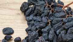 કાળા કિસમિસને પાણીને પલાળીને પછી ખાવાથી શરીરમાં શું ફાયદા થાય? જાણો