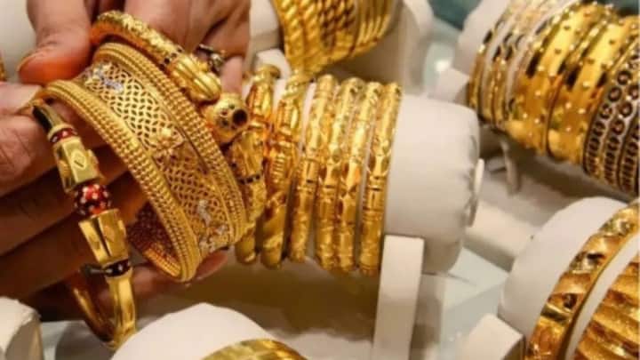 தங்கத்தின் விலை 2025-ம் ஆண்டின் இறுதியில் வரலாறு காணாத வகையில் சவரனுக்கு 1 லட்சத்தைத் தொட்டது. அதன்பிறகும் ஜனவரி, பிப்ரவரி ஆகிய மாதங்களில் தங்கம் விலை தொடர்ந்து உயர்ந்து கொண்டே இருந்தது. ஜனவரி 29 அன்று, சென்னையில் தங்கம் விலை ஒரு சவரன் ரூ.1.34 லட்சத்தைத் தாண்டி, வரலாற்றுச் சாதனை படைத்தது. இதற்கு முக்கிய காரணமாக பல்வேறு நாட்டின் மத்திய வங்கிகள் டாலருக்கு நிகராக தங்கள் நாட்டின் பண மதிப்பை அதிகரிக்கும் வகையில் தங்கத்தை அதிகளவு வாங்கி குவித்தார்கள்.