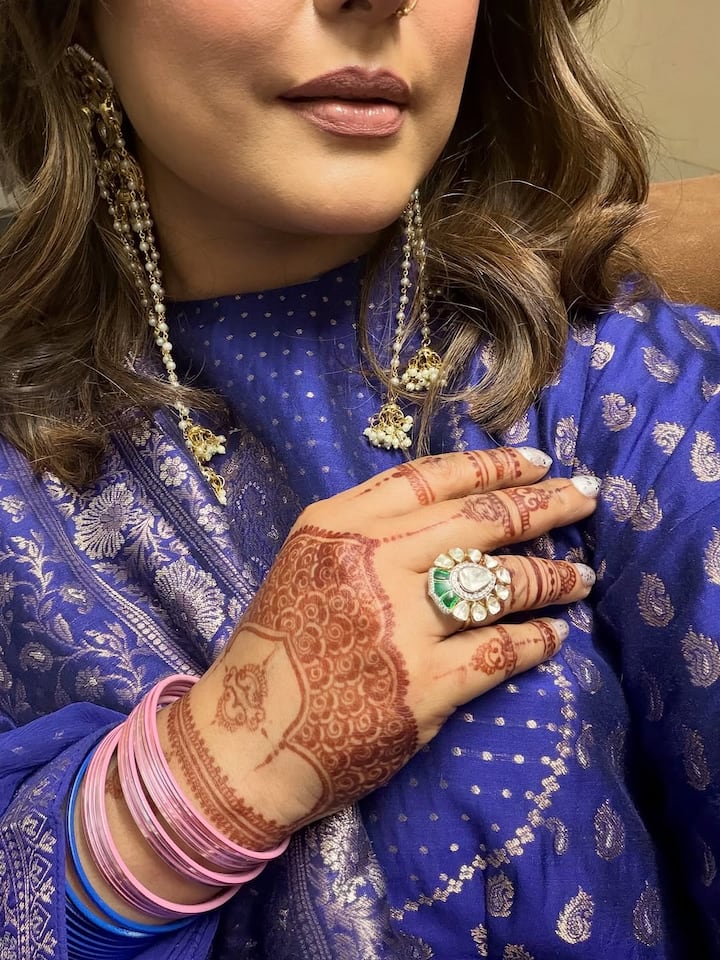 This time, Hina Khan has started her Eid preparations in a very special way. She shared a glimpse of her preparations with fans on social media, in which her festive look, outfit and beautiful mehndi design were seen.