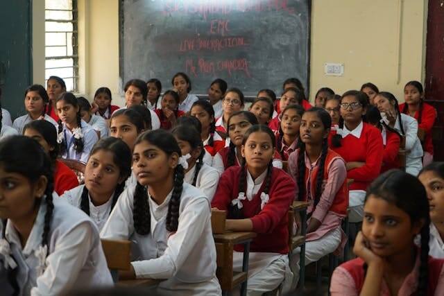 शिक्षा विशेषज्ञों का मानना है कि यह बदलाव छात्रों के भविष्य के लिए लाभकारी साबित होगा. आज के समय में बेहतर संवाद कौशल और रचनात्मक सोच की काफी मांग है, और यह नया पाठ्यक्रम इन्हीं क्षमताओं को विकसित करने में मदद करेगा.
