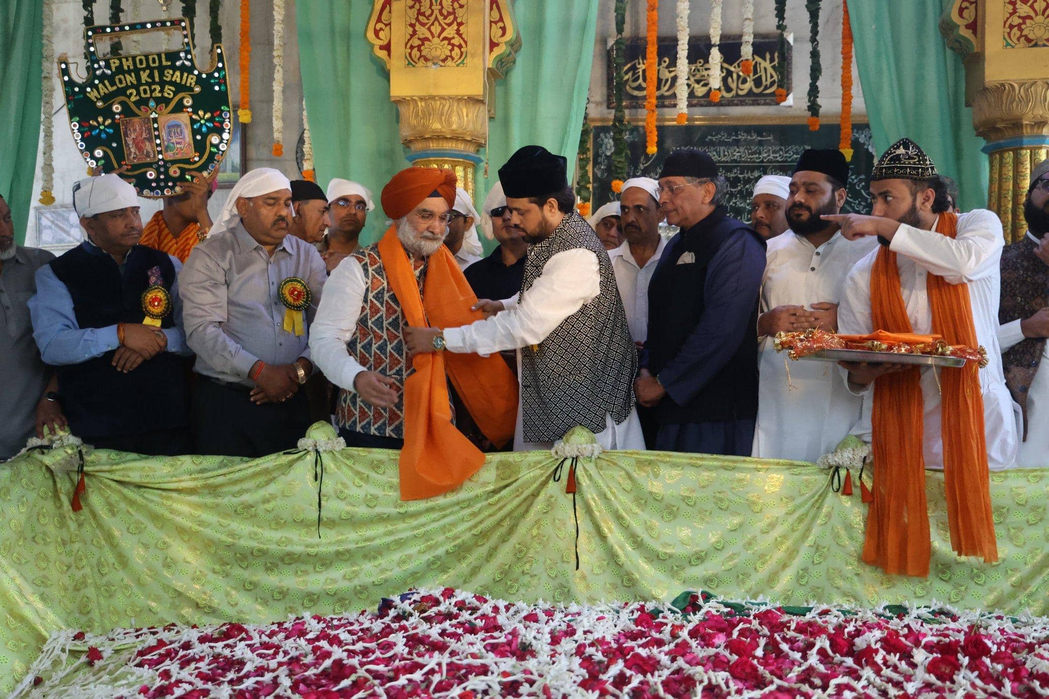 फूल वालों की सैर में शामिल हुए LG तरनजीत सिंह संधू, दरगाह में चढ़ाई चादर, शांति और समृद्धि के लिए प्रार्थना