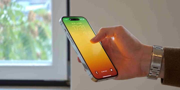 खास बात यह है कि यह खतरा iOS 18 के कुछ खास वर्जन पर ज्यादा प्रभाव डालता था हालांकि Apple अब इन कमियों को ठीक कर चुका है.