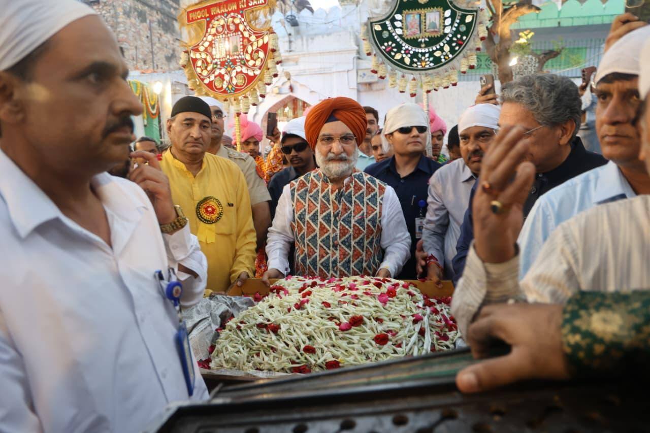 फूल वालों की सैर में शामिल हुए LG तरनजीत सिंह संधू, दरगाह में चढ़ाई चादर, शांति और समृद्धि के लिए प्रार्थना