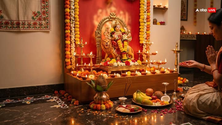 इन नौ दिनों में काले रंग के कपड़ों को पहनने से बचना चाहिए. इसके बजाय लाल, पीला, सफेद रं के वस्त्र पहनना चाहिए. धार्मिक नजरिए से इन रंगों के कपड़े शुभ माने जाते हैं.