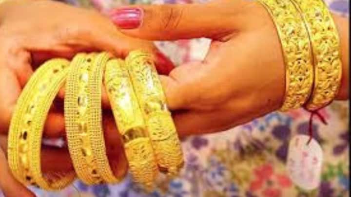 பிப்ரவரி 16 - சவரனுக்கு 400 ரூபாய் குறைந்து 1,17,680 ரூபாய்க்கும் விற்பனை.  பிப்ரவரி 17- சவரனுக்கு 480 ரூபாய் குறைந்து 1,17,200 ரூபாய்க்கு விற்பனை.  பிப்ரவரி 18- சவரனுக்கு 640 ரூபாய் குறைந்து 1,16,560 ரூபாய்க்கு  பிப்ரவரி 19- காலை கிராம் ஒன்றுக்கு 270 ரூபாய் குறைந்து 14,300 ரூபாய்க்கும், சவரனுக்கு 2160 ரூபாய் குறைந்து 1,14,400 ரூபாய்க்கு விற்பனை. மாலையிலும் தங்கம் விலை குறைந்தது. கிராமுக்கு மேலும் 400 ரூபாய் குறைந்து 13,900 ரூபாய்க்கு சவரனுக்கு 3200 ரூபாய் குறைந்து 1,11,200 ரூபாய்க்கு விற்பனை. நேற்று ஒரே நாளில் 5,360 ரூபாய் குறைந்து நகைப்பிரியர்களை மகிழ்ச்சி அடைய வைத்தது.