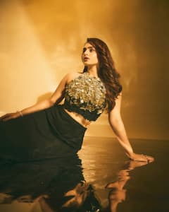 Ayesha Khan : એક્ટ્રેસ આયેશા ખાને બ્લેક સ્ટાઈલિશ લૂકમાં બતાવ્યો બોલ્ડ અંદાજ, જુઓ તસવીરો