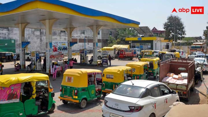 प्रीमियम और रेगुलर पेट्रोल का सबसे बड़ा अंतर ऑक्टेन नंबर है. ऑक्टेन नंबर बताता है कि पेट्रोल इंजन में नॉकिंग या अनचाही आवाज को कितनी अच्छी तरह रोक सकता है. रेगुलर पेट्रोल का ऑक्टेन नंबर आमतौर पर 87 91 होता है. प्रीमियम पेट्रोल का ऑक्टेन नंबर 91 95 या उससे ज्यादा होता है. हाई ऑक्टेन वाला ईंधन इंजन के अंदर समय से पहले दहन को रोकता है और इंजन को ज्यादा दबाव सहने में मदद करता है.