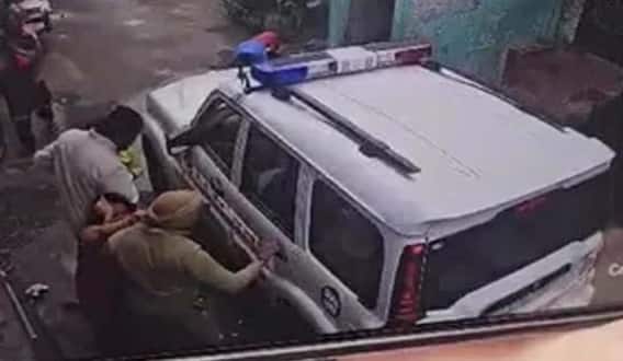 Jalandhar 'ਚ ਮਹਿਲਾ ਨਾਲ ਕੁੱਟਮਾਰ ਦੇ ਮਾਮਲੇ 'ਚ ਪੁਲਿਸ ਦਾ Action, 3 ਪੁਲਿਸ ਮੁਲਾਜ਼ਮ ਲਾਈਨ ਹਾਜ਼ਰ Jalandhar 'ਚ ਮਹਿਲਾ ਨਾਲ ਕੁੱਟਮਾਰ ਦੇ ਮਾਮਲੇ 'ਚ ਪੁਲਿਸ ਦਾ Action, 3 ਪੁਲਿਸ ਮੁਲਾਜ਼ਮ ਲਾਈਨ ਹਾਜ਼ਰ