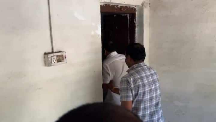 अशोक खरात याला चौकशीला आणताना पोलिसांनी प्रसारमाध्यमांच्या प्रतिनिधींना चकवा देत त्याला मागच्या दाराने आत नेले.