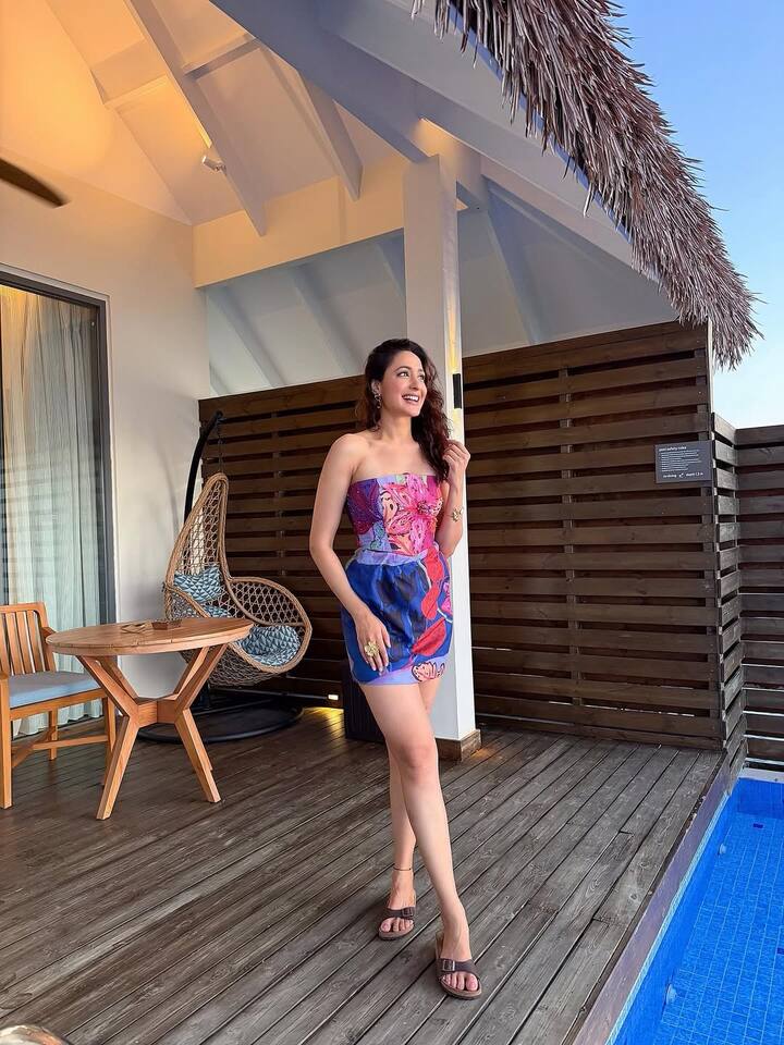 પ્રજ્ઞાના આ ફોટા ચાહકોને ખૂબ જ પસંદ આવી રહ્યા છે. તેઓ અભિનેત્રીના ગ્લેમરસ અવતાર અને કર્વી ફિગરની પ્રશંસા કરી રહ્યા છે.