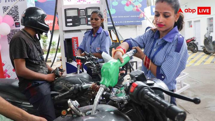 तेल कंपनियों ने प्रीमियम पेट्रोल के दाम बढ़ाने का फैसला मुख्य रूप से मध्य पूर्व में चल रहे भू राजनीतिक तनाव और वैश्विक ईंधन आपूर्ति पर असर के कारण लिया है. इसका असर उन लोगों की जेब पर पड़ेगा जो अपनी गाड़ी के इंजन को लंबे समय तक सुरक्षित रखने और बेहतर प्रदर्शन के लिए प्रीमियम ईंधन का इस्तेमाल करते हैं. सरकार और कंपनियां सामान्य पेट्रोल की कीमत स्थिर रखकर आम आदमी के रोजमर्रा के खर्च को नियंत्रित करने की कोशिश कर रही हैं.