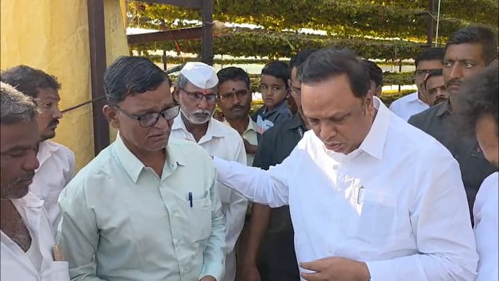 पंचनामे करण्यासाठी प्रशासनाला आदेश दिलेले आहेत. उत्तर सोलापूर जिल्ह्यात जवळपास 400 शेतकऱ्यांचे नुकसान झालेय. कृषिमंत्री आणि मुख्यमंत्र्यांना याबाबत अवगत करणार, असेही मंत्री आशिष शेलार यावेळी म्हणाले.