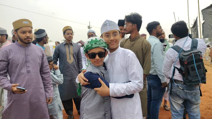 ईद का उत्साह बच्चों और युवाओं में खास तौर पर दिखाई दिया. गांधी मैदान, हारून नगर और आलमगंज ईदगाहों में बच्चे नए कपड़ों में बेहद खुश नजर आए और एक-दूसरे के साथ त्योहार का आनंद लिया.