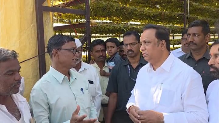 यावेळी आपली उध्वस्त झालेली शेती दाखवताना शेतकऱ्याच्या डोळ्यातील अश्रू अनावर झाले. पडसाळी गावातील शेतकरी अंकुश शिरसाट यांच्या साडेतीन एकरांतील द्राक्ष बाग पूर्णपणे उध्वस्त झाली असून, अनेक महिन्यांची मेहनत काही क्षणात वाहून गेल्याने शेतकरी हवालदिल झालाय.