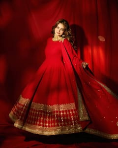 ईद पर रेड अनारकली में धुरंधर एक्ट्रेस आयशा खान ने बिखेरा जलवा, लुक्स से लूटी लाइमलाइट