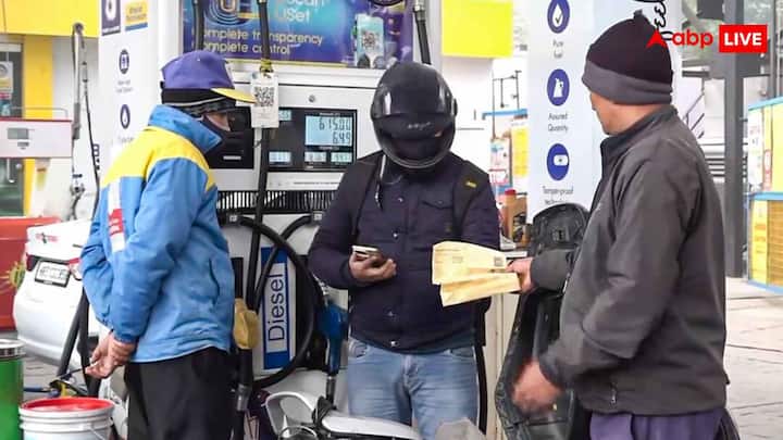 अगर आपकी गाड़ी सामान्य या मध्यम कम्प्रेशन वाले इंजन वाली है तो रेगुलर पेट्रोल पर्याप्त है. अगर आपकी गाड़ी स्पोर्ट्स कार, लग्जरी कार या हाई परफॉरमेंस इंजन वाली है, तो प्रीमियम पेट्रोल का इस्तेमाल करना फायदेमंद होगा. प्रीमियम पेट्रोल इन इंजनों में बेहतर पिक अप, स्मूथ ड्राइविंग और लंबे समय तक इंजन की सेहत बनाए रखता है.