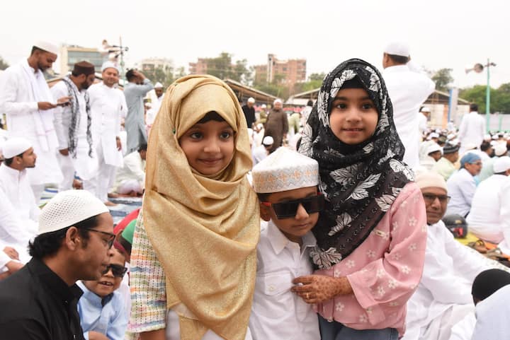 इस दौरान कई लोग खास अंदाज में भी दिखे, किसी ने सऊदी तो किसी ने अरबी शैली की पगड़ी पहनकर फोटो खिंचवाई. पूरे शहर में खुशी, उत्साह और आपसी प्रेम का माहौल बना रहा, जिसने ईद के त्योहार को और खास बना दिया.