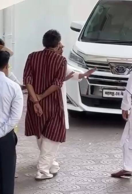 मनसे प्रमुख राज ठाकरे यांनी बॉलिवूड अभिनेता आमीर खानच्या घरी जाऊन ईदच्या शुभेच्छा दिल्या, यावेळी शर्मिला ठाकरेही सोबत होत्या