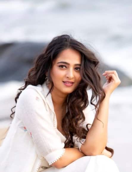 অনুষ্কা শেঠীর নেট সম্পত্তি প্রায় ১৩৫ কোটি টাকা বলা হয়।