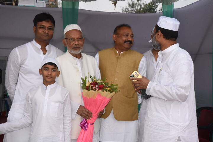 निशांत कुमार के साथ बिहार सरकार के मंत्री अशोक चौधरी भी गांधी मैदान पहुंचे. दोनों ने नमाजियों से मिलकर उन्हें ईद की बधाई दी और हालचाल जाना. इस दौरान माहौल पूरी तरह भाईचारे और सौहार्द से भरा रहा.