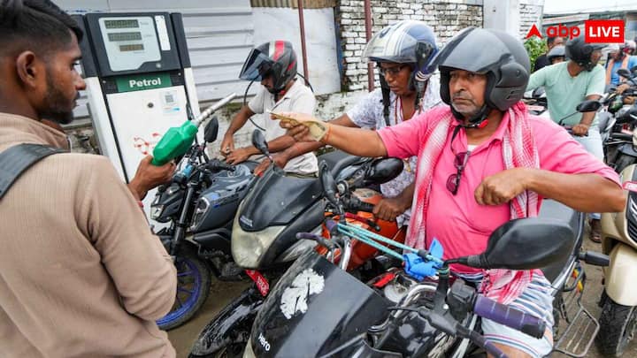 कुछ लोग मानते हैं कि प्रीमियम पेट्रोल हमेशा ज्यादा माइलेज देता है. सच यह है कि यह इंजन के प्रकार पर निर्भर करता है. हाई ऑक्टेन इंजन में प्रीमियम पेट्रोल का इस्तेमाल करने से न सिर्फ माइलेज में सुधार हो सकता है, बल्कि इंजन की परफॉरमेंस भी बढ़ती है.