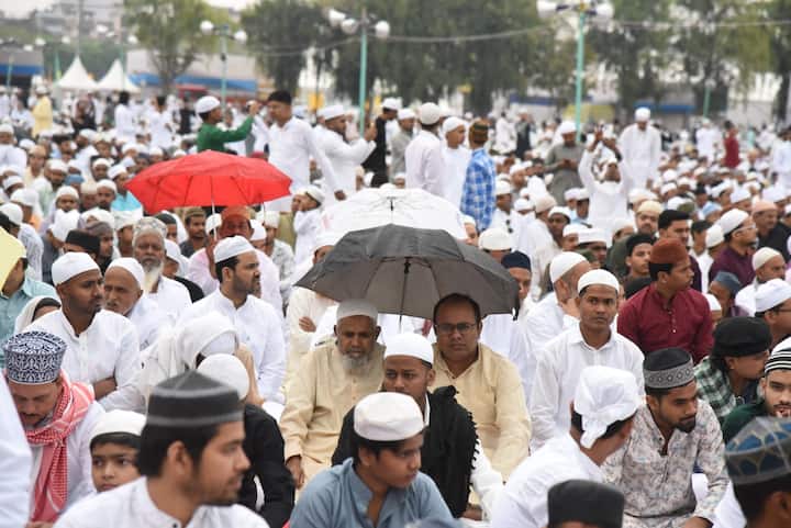 नमाज के बाद सभी ने एक-दूसरे को गले लगाकर ईद की मुबारकबाद दी, जिससे भाईचारे का संदेश मजबूत हुआ.