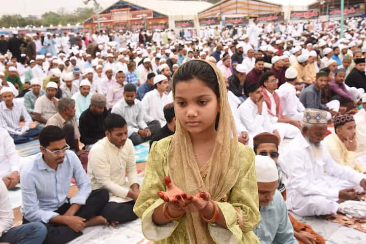 हर इलाके में लोग नए कपड़ों में नजर आए और मस्जिदों के बाहर भी रौनक देखने को मिली, जहां सभी ने अल्लाह से अमन और खुशहाली की दुआ मांगी.