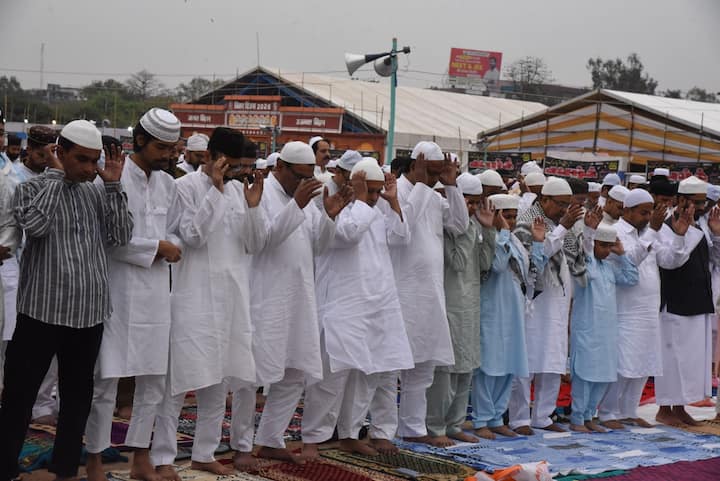 गांधी मैदान के अलावा फुलवारी शरीफ, दानापुर और पटना सिटी की कई मस्जिदों में भी बड़ी संख्या में लोगों ने नमाज अदा की. रमजान के 30 दिनों के रोजों के बाद ईद का यह मौका खास रहा.