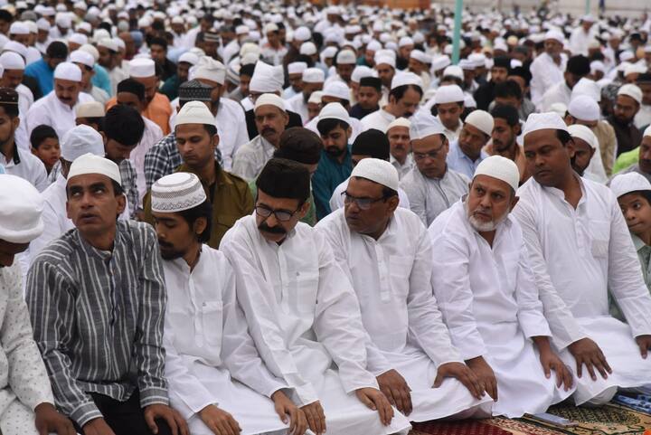 गांधी मैदान हर साल की तरह इस बार भी ईद की नमाज का मुख्य केंद्र बना रहा. पिछले करीब 20 वर्षों से मुख्यमंत्री नीतीश कुमार यहां नमाज के अवसर पर पहुंचते रहे हैं, लेकिन इस बार उनकी अनुपस्थिति चर्चा का विषय रही.