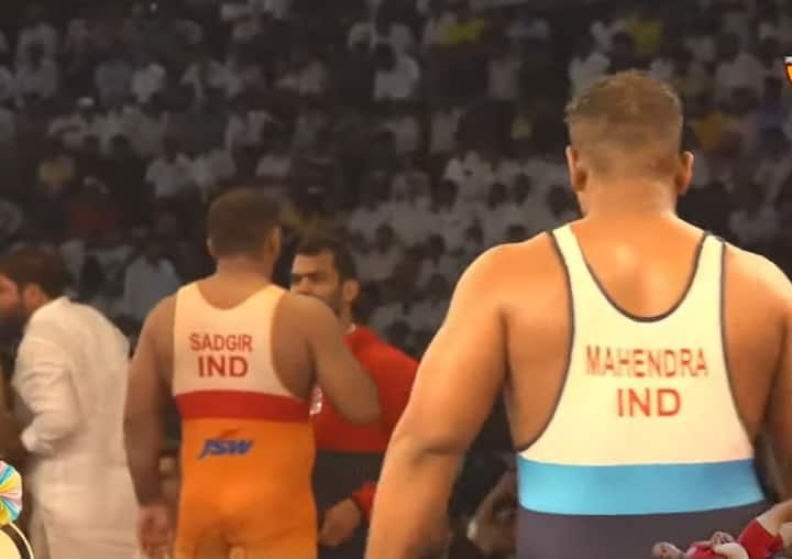 उपमहाराष्ट्र केसरी पैलवान महेंद्र गायकवाड ठरला असून महेंद्र गायकवाड यांस चांदीची गदा आणि स्कॉर्पिओ कार बक्षीस स्वरुपात मिळाली आहे. त्यामुळे, महाराष्ट्र केसरी आणि उपमहाराष्ट्र केसरी पैलवानांवर बक्षीसांचा वर्षाव झाल्याचं पाहायला मिळत आहे.