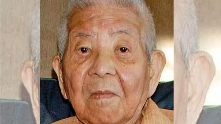 ৮ অগাস্ট সকালে নাগাসাকিতে নিজের বাড়িতে পৌঁছন সুতোমু। খুঁড়িয়ে খুঁড়িয়ে হাসপাতালে পৌঁছন। সেখানে যে চিকিৎসক ছিলেন, তিনি সুতোমুর স্কুলের সহপাঠী। এতটাই পুড়ে গিয়েছিলেন সুতোমু যে সহপাঠী প্রথমে চিনতেই পারেননি তাঁকে। পরিবারের লোকজনও চিনকে পারেননি। ব্যান্ডেজে মোড়া শরীর দেখে ভূত ভেবে বসেছিলে নিজের মা। ৯ অগাস্ট সকালে টেনেহিঁচড়ে নিজের ক্ষতবিক্ষত শরীর নিয়ে কোনও রকমে নাগাসাকিতে মিৎসুবিশির অফিসে রিপোর্ট করতে যান সুতোমু। সেখানে নিজের অভিজ্ঞতা জানালেও কেউ তাঁর কথা বিশ্বাস করছিলেন না। তাঁর মস্তিষ্কের বিকৃতি ঘটেছে বলে কটাক্ষ করেন কেউ কেউ। একটা বোমা কী করে গোটা শহরকে গুঁড়িয়ে দিতে পারে, তা মাথায় ঢুকছিল না কারও।