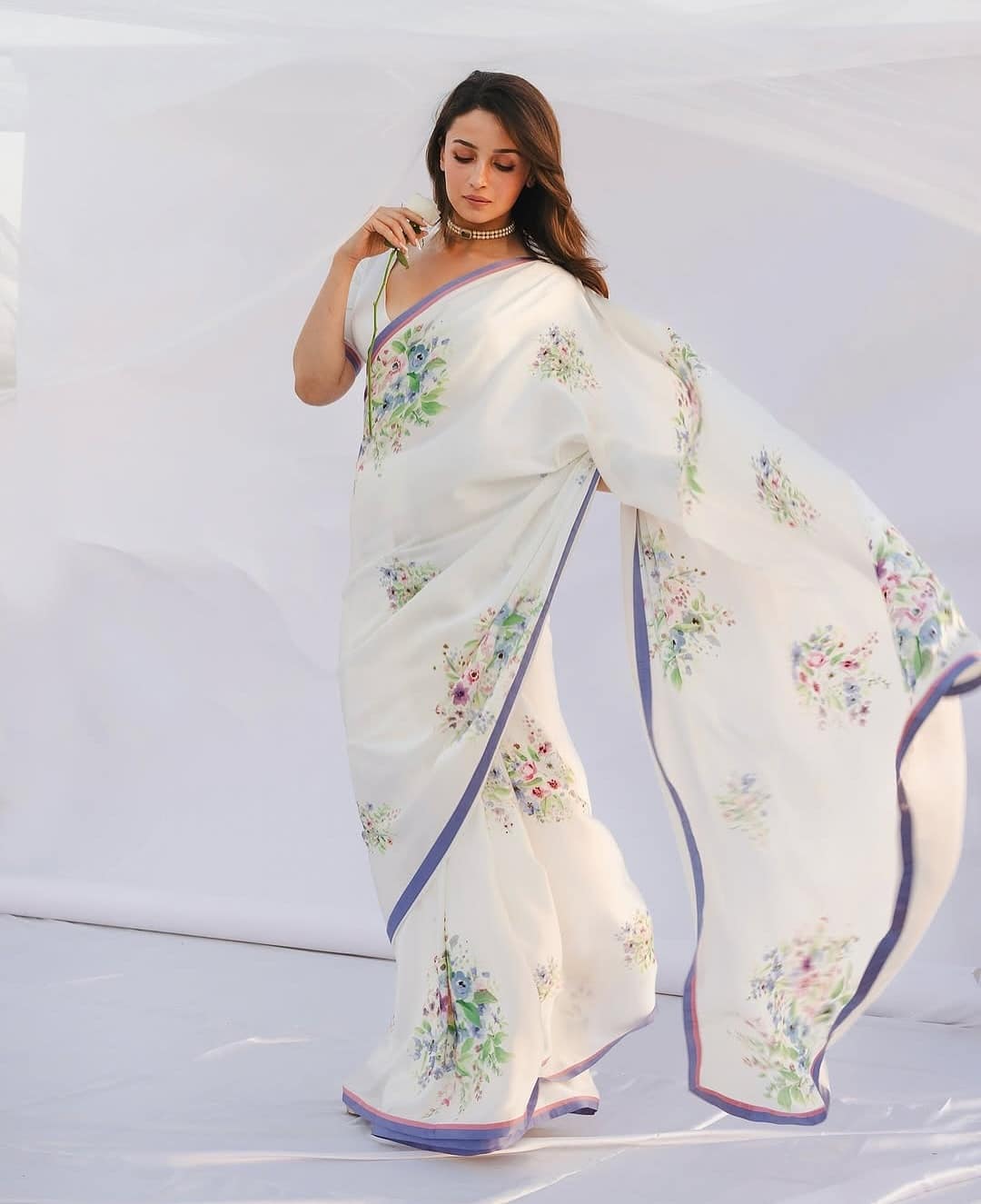 This look of Alia Bhatt will be a perfect choice for the fifth day of Navratri. She is wearing a white colored printed saree, in which she is looking very beautiful.