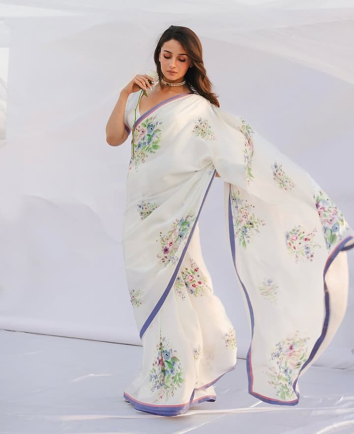 नवरात्रि के पांचवें दिन के लिए आलिया भट्ट का ये लुक एकदम परफेक्ट चॉइस होगा. उन्हें व्हाइट कलर की प्रिंटेड साड़ी पहनी है, जिसमें वो काफी ब्यूटीफुल लग रही है.