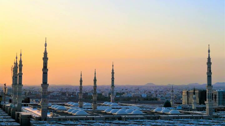 दुनिया के कुछ देशों में टूरिज्म को पूरी तरह आजाद नहीं रखा गया है. यहां पहुंचने वाले पर्यटकों के लिए सरकार ने पहले से ही एक लक्ष्मण रेखा खींच रखी है. इन जगहों पर जाने से पहले आपको अपना पूरा ट्रैवल प्लान अधिकारियों से मंजूर कराना होता है.