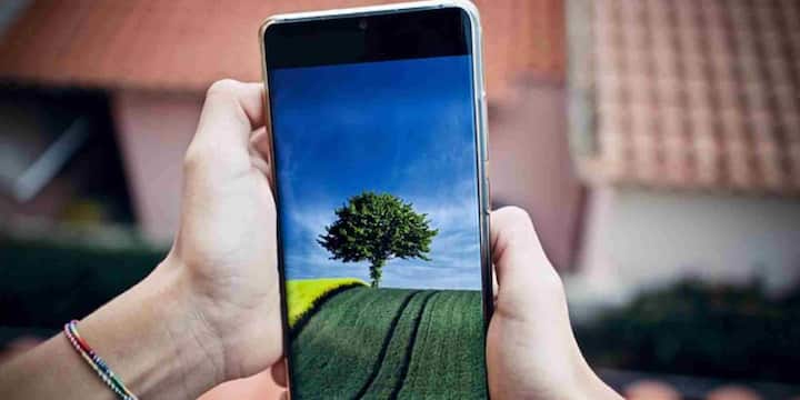 भारत के लिए यह स्थिति चुनौती और अवसर दोनों लेकर आई है. एक तरफ जहां बढ़ती लागत देश में उभर रही सेमीकंडक्टर इंडस्ट्री के लिए मुश्किलें खड़ी कर सकती है वहीं दूसरी ओर यह आत्मनिर्भर बनने का मौका भी देती है. अब जरूरत सिर्फ चिप बनाने तक सीमित नहीं है बल्कि उनसे जुड़े कच्चे माल और केमिकल्स के घरेलू उत्पादन पर भी ध्यान देना होगा. दुनिया के किसी एक हिस्से में पैदा हुआ संकट अब सीधे हमारी जेब पर असर डाल सकता है और यही आज की ग्लोबल इकोनॉमी की सच्चाई भी है.