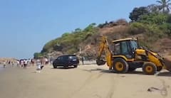 पर्यटकांला अतिउत्साह नडला, फॉर्च्यूनर थेट समुद्रात अडकली; जेसीबी बोलवून बाहेर काढली, समुद्रकिनारी पाहायला गर्दी