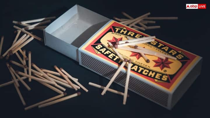 माचिस की तीली का आविष्कार किसी सोचे समझे प्रयोग से नहीं बल्कि इत्तेफाक से हुआ था. 1826 मे ब्रिटिश केमिस्ट जॉन वॉकर ने देखा कि लकड़ी की एक तीली पर लगा केमिकल का मिश्रण जब किसी खुरदरी सतह पर रगड़ा जाता है तो उसमें आग लग जाती है. इस अचानक हुई प्रतिक्रिया से पहली फ्रिक्शन मैच बनी.