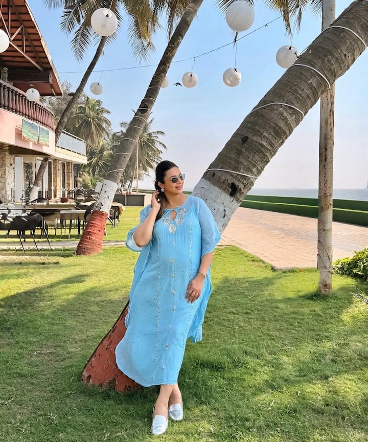 Divyanka looks very relaxed amidst the blue sky, sea waves and mild sunlight. This outing is like a small break for him, where he has enjoyed a lot.
