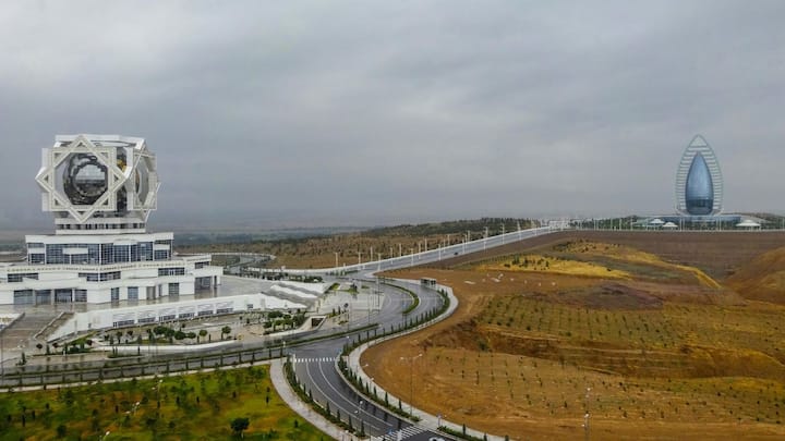 यहां के महान नेताओं की मूर्तियों या तस्वीरों के साथ छेड़छाड़ या उनका अनादर करना एक गंभीर अपराध माना जाता है. उत्तर कोरिया में आपके होटल से बाहर कदम रखते ही गाइड का साथ होना अनिवार्य है, जिससे यहां घूमना किसी मिशन जैसा महसूस होता है.