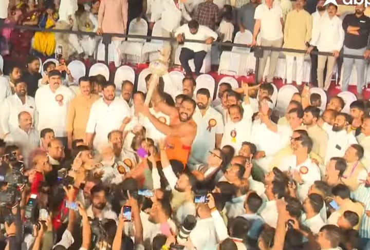 महाराष्ट्र केसरी कुस्ती स्पर्धेतील विजेते हर्षवर्धन सदगीर आणि उपविजेते महेंद्र गायकवाड यांचे उपमुख्यमंत्री तथा पुण्याच्या पालकमंत्री सुनेत्रा अजित पवार यांनी अभिनंदन केले आहे.