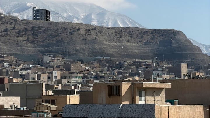 कई बार तो आपको यह भी बताना पड़ता है कि आप किस समय कहां होंगे और किससे मिलेंगे. इन पाबंदियों का मुख्य उद्देश्य देश की सुरक्षा और वहां की संस्कृति को बाहरी प्रभाव से बचाना होता है. यहां नियमों का उल्लंघन करने पर न केवल भारी जुर्माना लग सकता है, बल्कि आपको देश से बाहर भी निकाला जा सकता है.