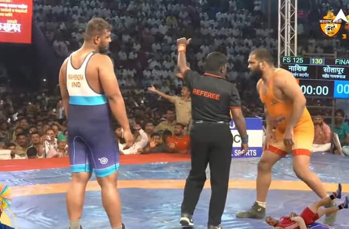 महाराष्ट्र केसरीच्या किताबासह हर्षवर्धन सदगीरने मानाच्या गदासह फॉर्च्यूनर कारही जिंकली आहे. त्यामुळे, फॉर्च्यूनर कार जिंकणारा पहिला महाराष्ट्र केसरी हर्षवर्धन सदगीर ठरला.