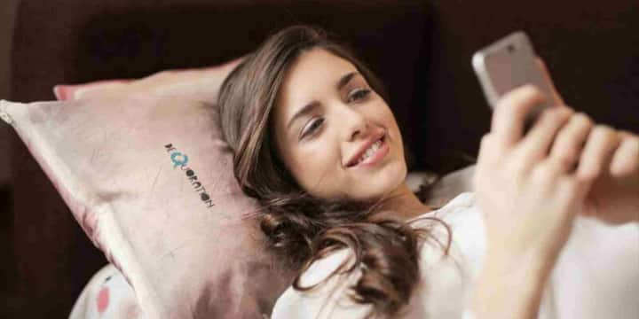 रिपोर्ट्स के अनुसार, कंपनी ने नवी मुंबई स्थित अपनी पार्टनर यूनिट में इन फोनों का शुरुआती उत्पादन पूरा कर लिया है और अब बड़े स्तर पर निर्माण की तैयारी चल रही है. हर साल लाखों यूनिट बनाने का लक्ष्य रखा गया है. कंपनी के मुताबिक, पहले वर्जन के बाद और एडवांस मॉडल भी लाए जाएंगे जिनमें नई तकनीक और भविष्य में AI सपोर्ट भी देखने को मिल सकता है. माना जा रहा है कि इस साल के अंत तक इन फोनों का डेवलपमेंट पूरी तरह तैयार हो जाएगा.