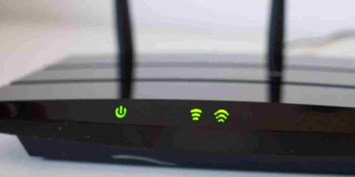 आमतौर पर WiFi राउटर की लाइफ 3 से 5 साल मानी जाती है. इसके बाद डिवाइस की परफॉर्मेंस धीरे-धीरे कम होने लगती है. टेक्नोलॉजी तेजी से बदलती है और नए राउटर में बेहतर स्पीड, रेंज और सिक्योरिटी फीचर्स मिलते हैं. अगर आपका राउटर 4-5 साल पुराना हो चुका है तो उसे बदलने का समय आ गया है.