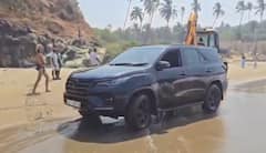 पर्यटकांला अतिउत्साह नडला, फॉर्च्यूनर थेट समुद्रात अडकली; जेसीबी बोलवून बाहेर काढली, समुद्रकिनारी पाहायला गर्दी