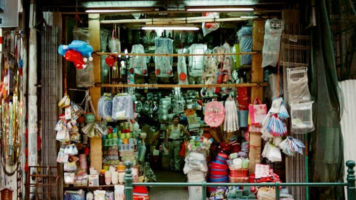 এমন পরিস্থিতিতে উপভোক্তাদের হাত গুটিয়ে বসে থাকার দরকার নেই।  কারণ আইন তাদের বিরুদ্ধে ব্যবস্থা নেওয়ার সম্পূর্ণ অধিকার দেয়। এমতাবস্থায়, চলুন জেনে নেওয়া যাক, যদি দোকানদার খারাপ পণ্য পরিবর্তন না করে, তাহলে কিভাবে ভোক্তা ফোরামে অভিযোগ করতে পারেন।