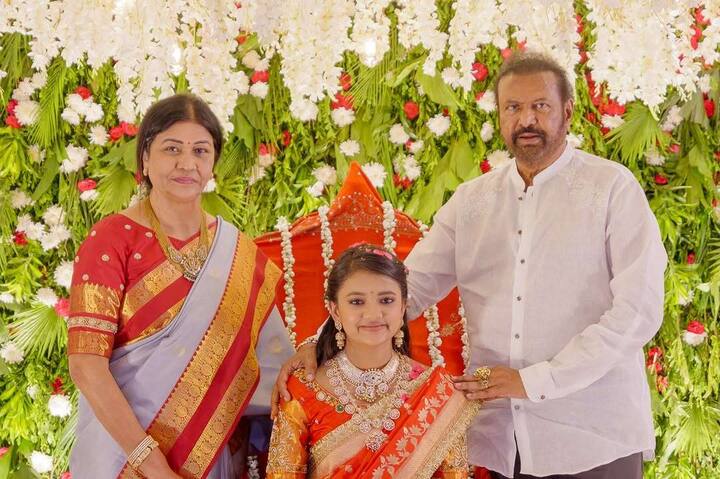 మంచు లక్ష్మి కుమార్తె హాఫ్ శారీ ఫంక్షన్‌కు మోహన్ బాబు దంపతులు హాజరయ్యారు. విష్ణు మంచు భార్య విరానిక, ఆయన పిల్లలు సైతం హాజరయ్యారు.